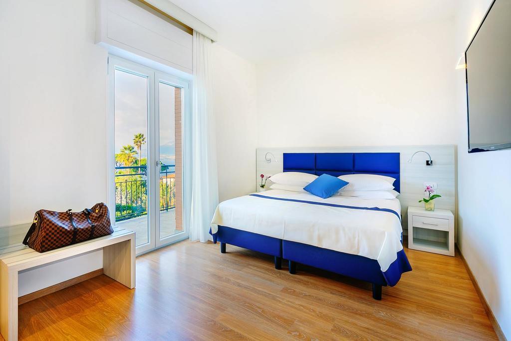 Aequa Hotel 4*